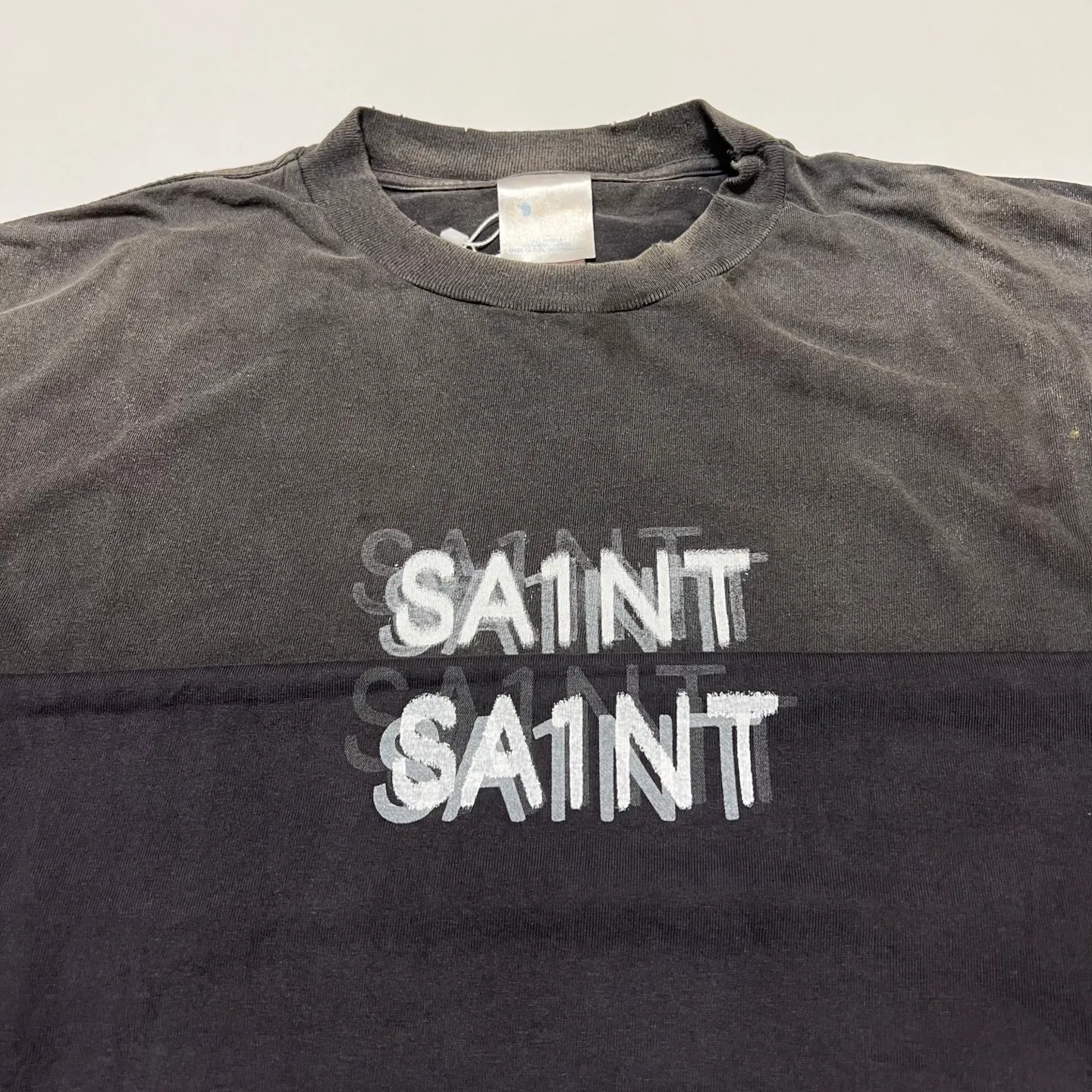 Comparison of printing proofs SAINT Mxxxxxx SEVEN DEADLY SS TEE/BLK Phantom SAINT Seven Deadly Sins Printed TEE Washed Black S-XL Look for cylindrical fabrics without side seams. Don’t buy open width fabrics anymore. It’s boring. Asut garments are dyed. The whole piece is sprayed with horse. Re-spray heavy fade. Collar and cuffs are frayed. Many hangings are worn. Accessories are complete. Customized original consistent main mark/wash mark/little angel anti-counterfeiting mark.